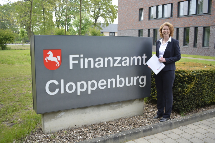 Frau Goldmann vor dem Gebäude des Finanzamts Cloppenburg