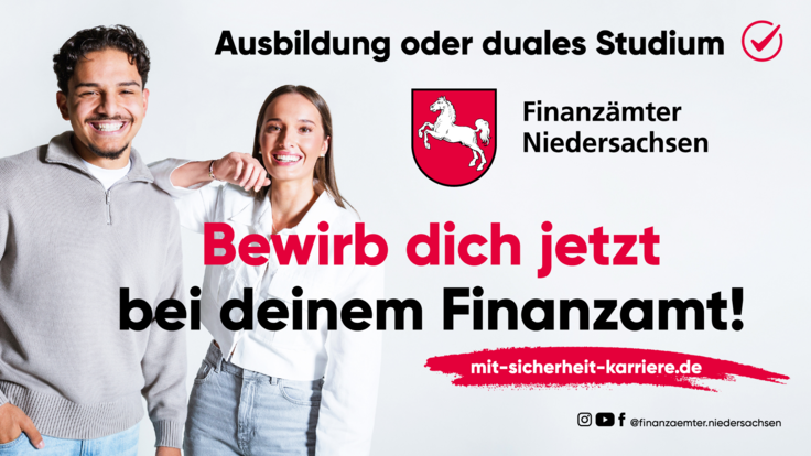 Das Bild zeigt einen jungen Mann und eine junge Frau, die für ein Bewerbung beim Finanzamt werben.