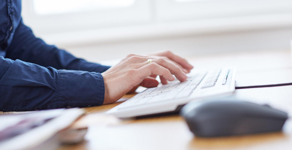 Hände an Tastatur zur Texteingabe