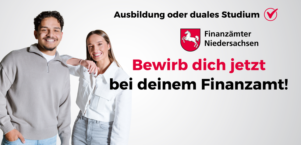 Das Bild zeigt einen jungen Mann und eine junge Frau, die für eine Bewerbung beim Finanzamt werben.